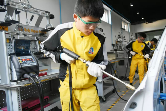 初中毕业到甘肃职业学校学汽修专业好就业吗？